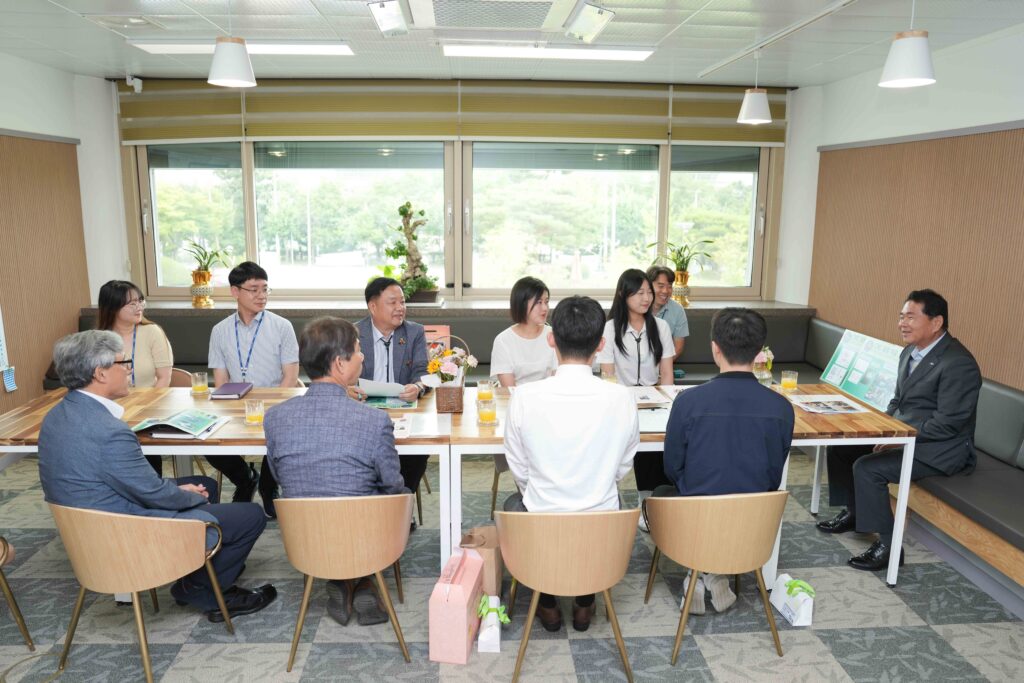 [사진] 프랑스 국제기능올림픽 국가대표 격려하는 신경호 강원자치도 교육감