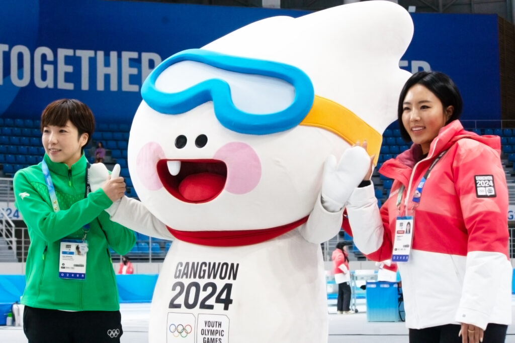 이상화선수_고다이라선수_인터뷰포즈-1024x683.jpg