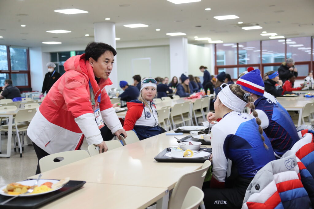 [사진] 각국 청소년 선수들 격려하는 김진태 지사